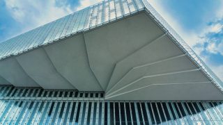 动作犯罪韩剧封面，城市追车场景，强烈对比光影
