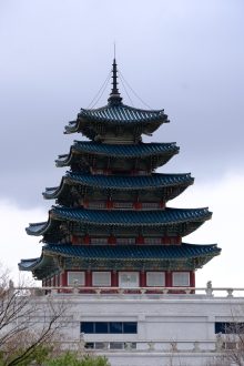 日韩在线观看人人影视平台热播韩剧示例封面，深色调悬疑风格剧集海报，画面质感冷峻，金色标题字体点缀